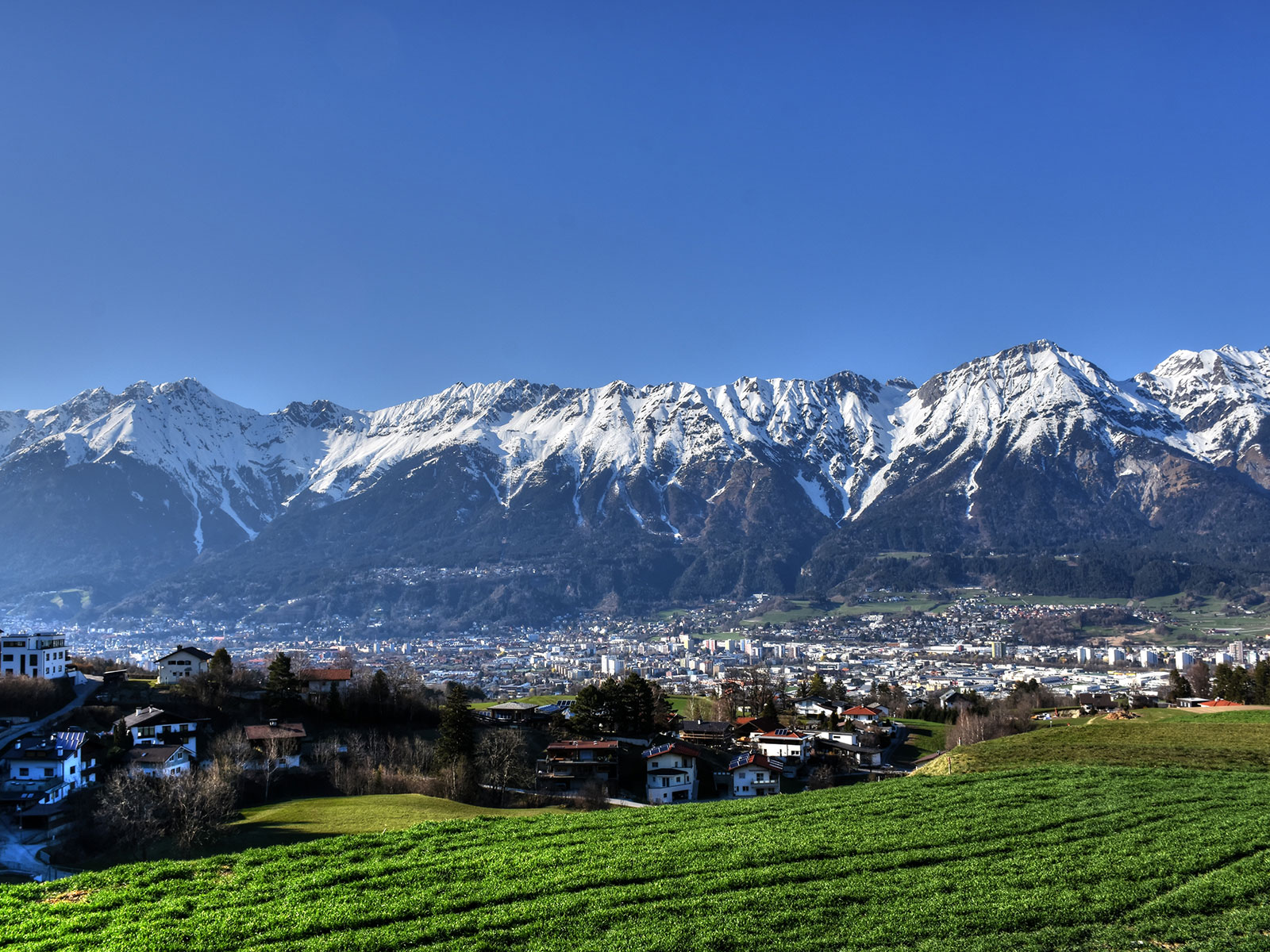 Hall in Tirol mit veschneiten Bergen